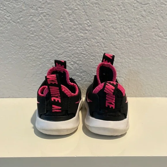 Nike black/pink Toddlers Size 4 Girls sneakers - Picture 3 of 5